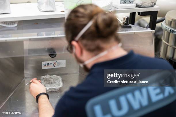 October 2024, Lower Saxony, Brunswick: Calvin Knoop, a student on the "Physics" Master's degree course at TU Braunschweig and a member of staff in...