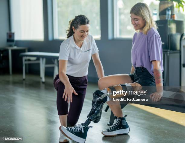 rendez-vous de physiothérapie pour les amputés - amputé photos et images de collection