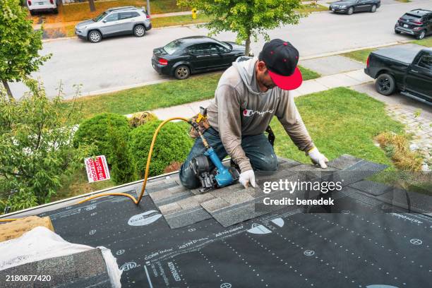 trabajador techador instalando un nuevo techo - teja de techo fotografías e imágenes de stock