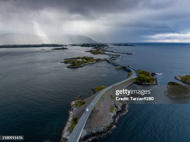 route de l’atlantique dans le nord de la norvège - îles de latlantique photos et images de collection