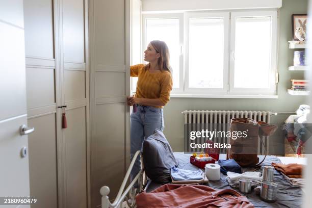 Frau Die In Einem Hellen Schlafzimmer Berlebensnotflle Organisiert, Stock-Foto