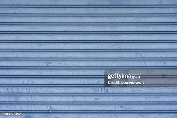 roller shutter door metal texture. - volet bleu photos et images de collection
