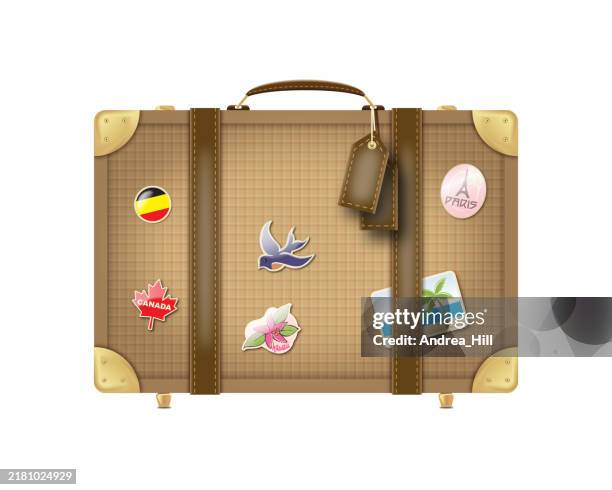 illustrations, cliparts, dessins animés et icônes de icône de valise réaliste vintage sur fond transparent. concept de voyage - étiquette de bagage