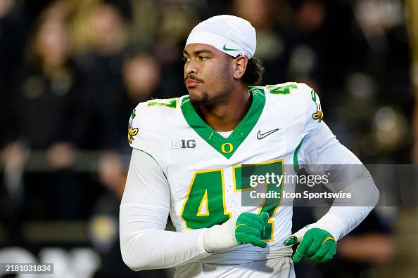 Oregon Ducks linebacker Elijah Rushing looks on during a college ...