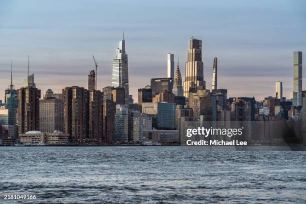 twilight view of manhattan skyline - east river staden new york bildbanksfoton och bilder