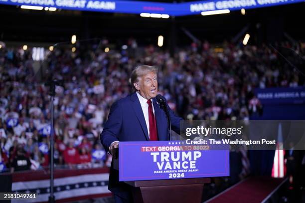 Trump Rally Backdrop 370 Donald Trump Holds Campaign Rally In Atlanta Stock Photos, High-Res ...