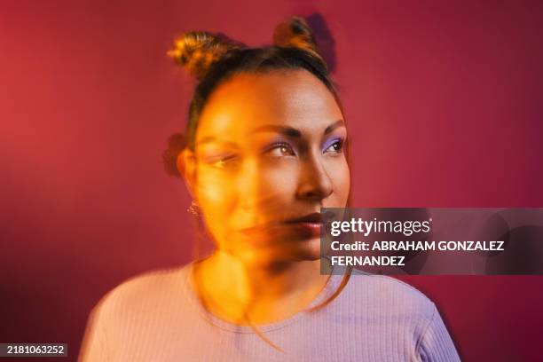 junge frau mit künstlerischem lichteffekt posiert im studio mit buntem make-up - mehrfachbelichtung stock-fotos und bilder