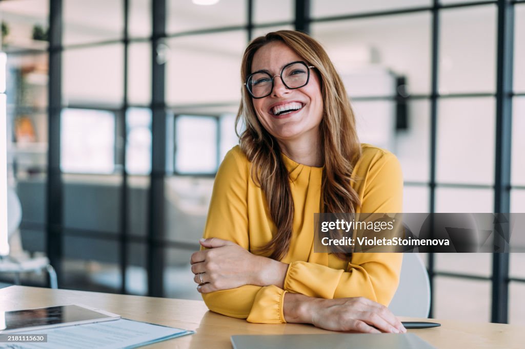 Mujer de negocios segura de sí misma en la oficina moderna.