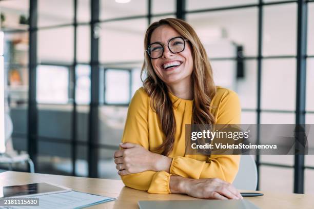 mujer de negocios segura de sí misma en la oficina moderna. - sonreír fotografías e imágenes de stock