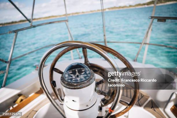 compass and rudder on a sailing boat - vela foto e immagini stock