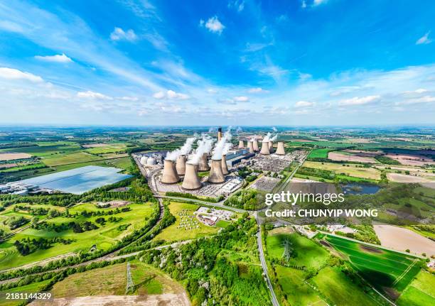 aerial landscape view of drax power station with pollution emissions - central eléctrica de drax fotografías e imágenes de stock