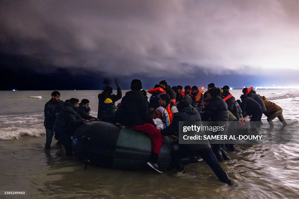 TOPSHOT-FRANCE-BRITAIN-EU-MIGRANTS