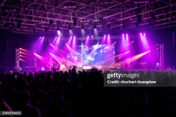 defocused illuminated lights at stage - popmuziek concert stockfoto's en -beelden
