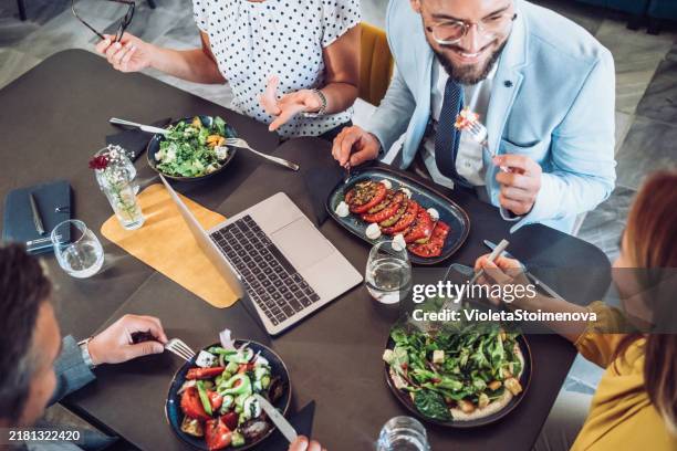 imprenditori che cenano insieme. - pausa pranzo foto e immagini stock