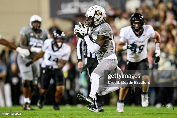 Travis Hunter of the Colorado Buffaloes catches a pass int he first quarter against the Cincinnati Bearcats at Folsom Field on October 26, 2024 in...