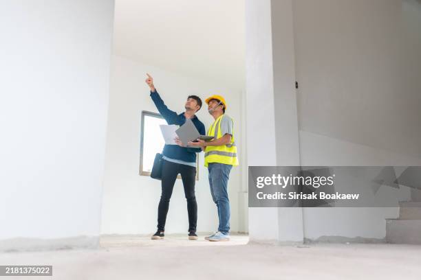 construction workers inspect a house before handing over the new house to the owner. - architecte photos et images de collection