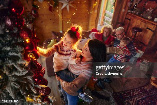 decorating christmas tree at home! - festieve stemming stockfoto's en -beelden