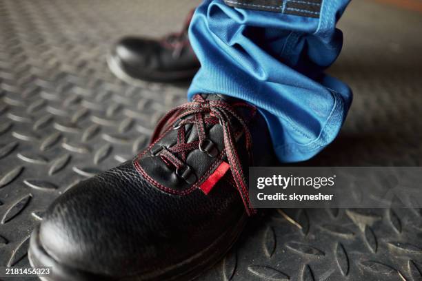 nahaufnahme des stiefels eines arbeiters. - arbeitsstiefel stock-fotos und bilder