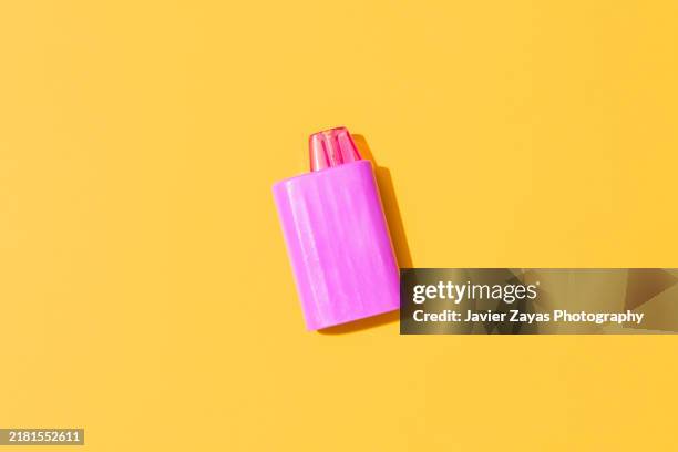generic purple vape isolated on a yellow background - cigarette électronique photos et images de collection
