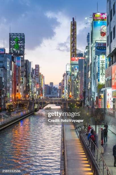 osaka dotonbori canal sunset between neon billboard cityscape japan - osaka prefectuur stockfoto's en -beelden