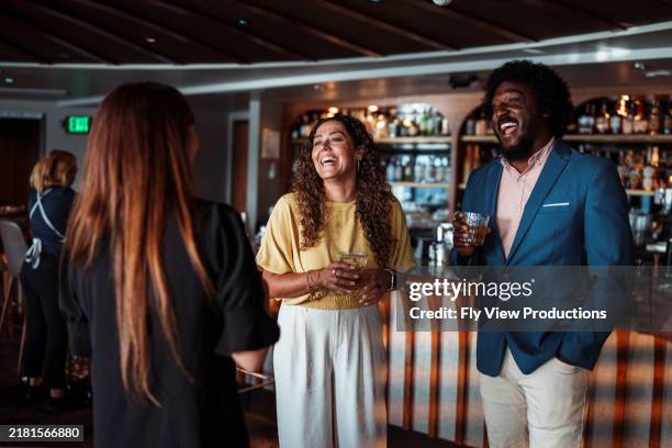 gruppo multirazziale di amici che si godono un drink insieme dopo il lavoro - happy hour foto e immagini stock