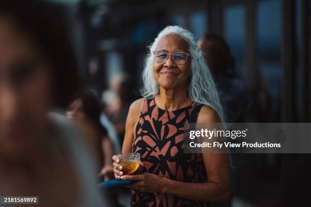 gorgeous pacific islander senior woman dining outside with friends - insulano do pacífico imagens e fotografias de stock