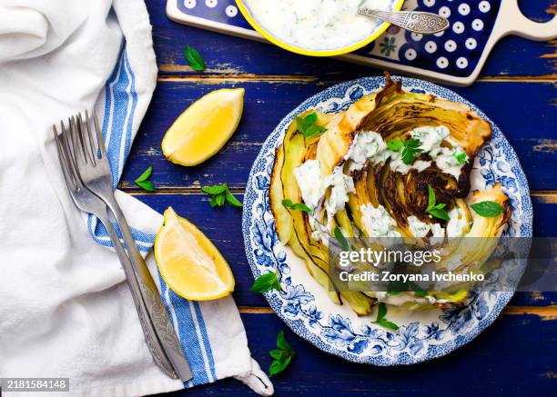 the cabbage baked on a grill with hot sauce - joghurtsoße stock-fotos und bilder