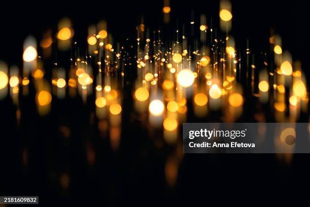 golden festive lights creating a warm holiday atmosphere - efecto de luz fotografías e imágenes de stock