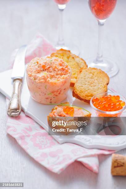 pasta de salmão com caviar e fatias de baguete torrada - mousse de frutos do mar - fotografias e filmes do acervo
