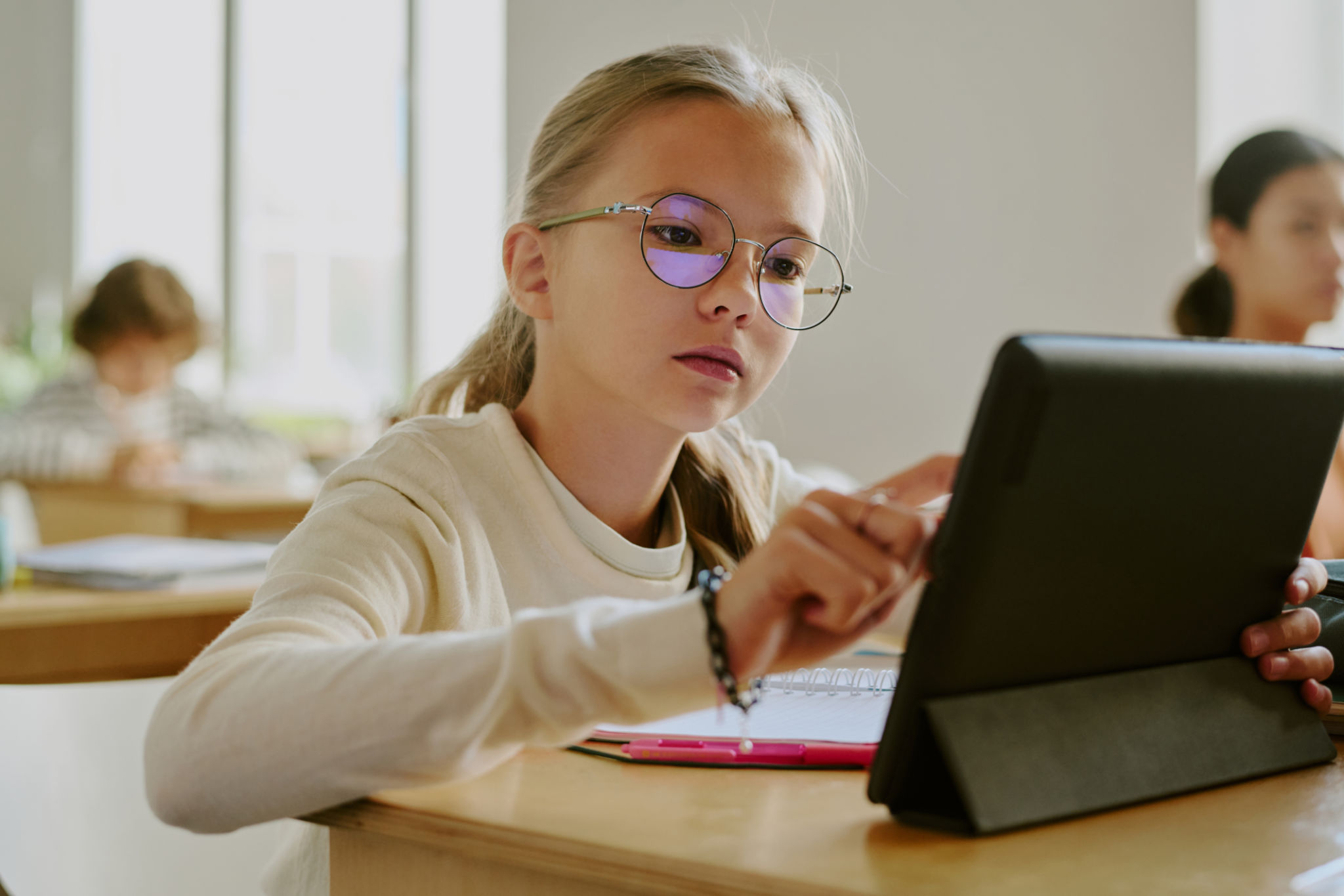 children using tablet