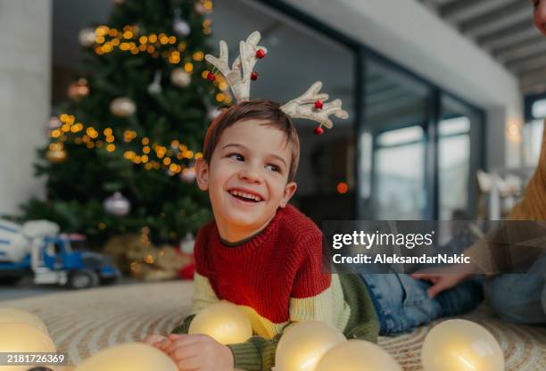weihnachtsfreude - tierkostüm stock-fotos und bilder