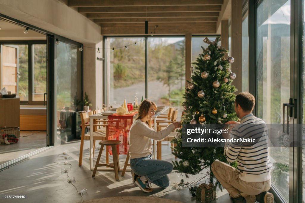 Paar schmückt einen Weihnachtsbaum