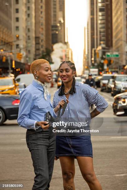 female couple exploring manhattan while on vacation at dusk - urban exploration stock pictures, royalty-free photos & images