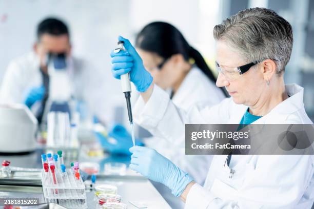 analyzing the data - pipeta imagens e fotografias de stock
