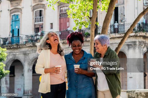 ältere freunde, frauen, die im freien sprechen - kubanischer abstammung stock-fotos und bilder