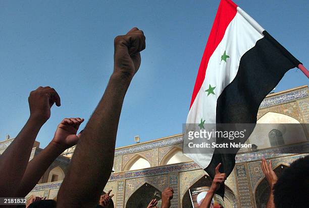 iraqi shia'as protest detentions - iraq stock pictures, royalty-free photos & images