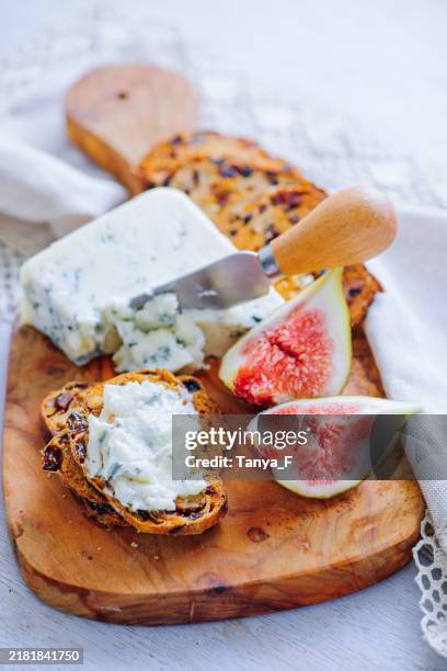 blauer gorgonzola auf toast mit frischen feigen - blauschimmelkäse stock-fotos und bilder