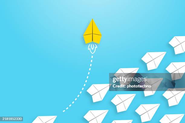 ilustraciones, imágenes clip art, dibujos animados e iconos de stock de cambia los conceptos con el avión de papel amarillo que lidera entre el blanco. - individualidad