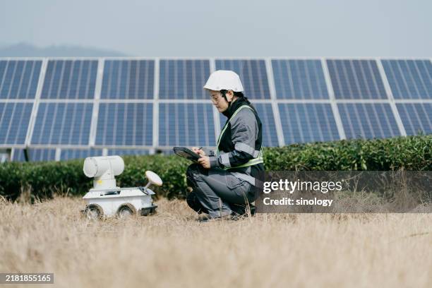 robot solar power station tablet computer - smart tv stock-fotos und bilder