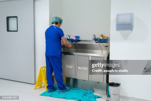 Quick Rinse Operating Room 2,025 Cleaning Surgical Instruments Stock Photos, High-Res Pictures ...
