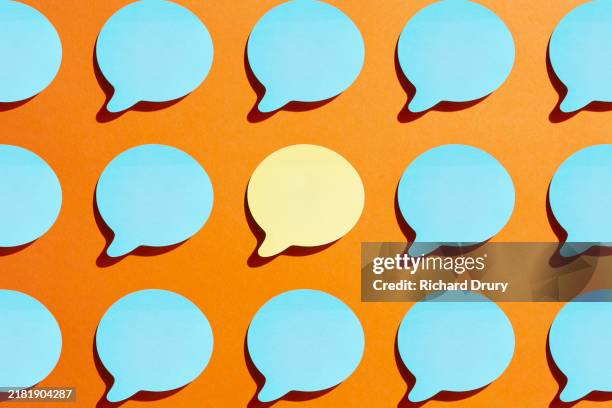 a group of speech bubble shaped adhesive notes - voz fotografías e imágenes de stock