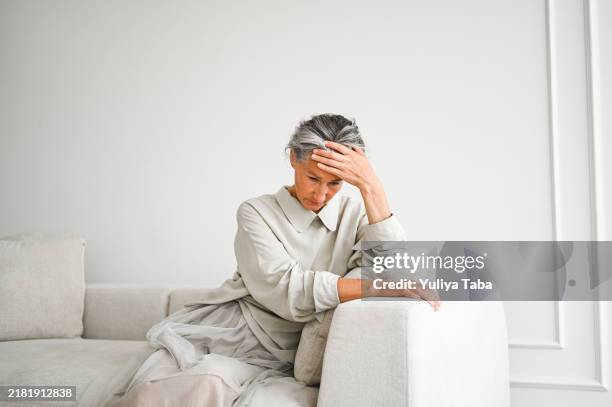 it's time to think. - kopf in den händen stock-fotos und bilder