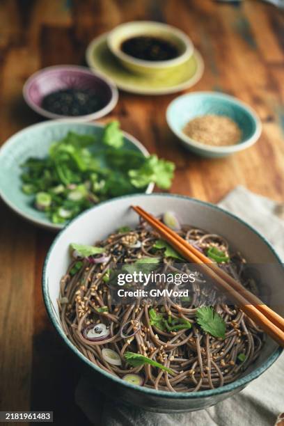 soba nudeln mit sesam, koriander und sojasauce - asiatische küche stock-fotos und bilder