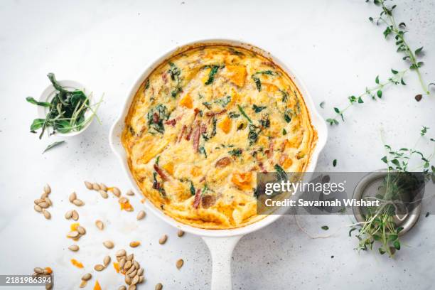 paleo butternut squash pancetta frittata with fresh sage and thyme - régime faible en glucides photos et images de collection