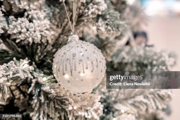 modern stylish new year christmas tree decor with transparent white silver balls - ramo albero natale bianco foto e immagini stock