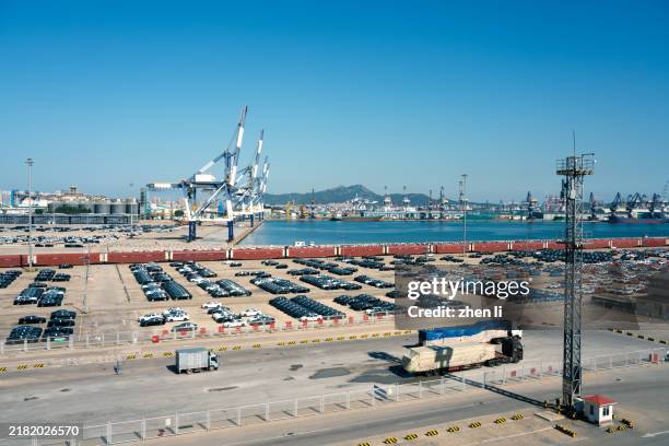 new car lined up in the port - yantai fotografías e imágenes de stock