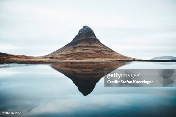 stunning reflection of kirkjufell mountain in calm lake, iceland - reflexo imagens e fotografias de stock