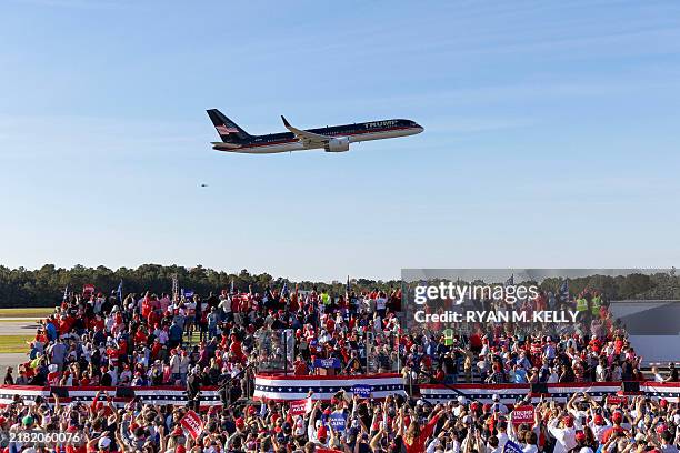 Trump Rally 747 14,493 Campaign Plane Stock Photos, High-Res Pictures, and Images ...