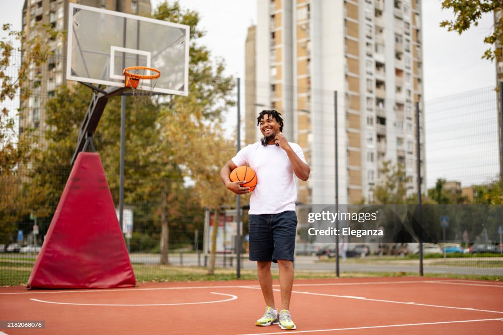 Young confused african basketball player practicing outdoor. Fit afro man in motion and movement. athletic and sport lifestyle