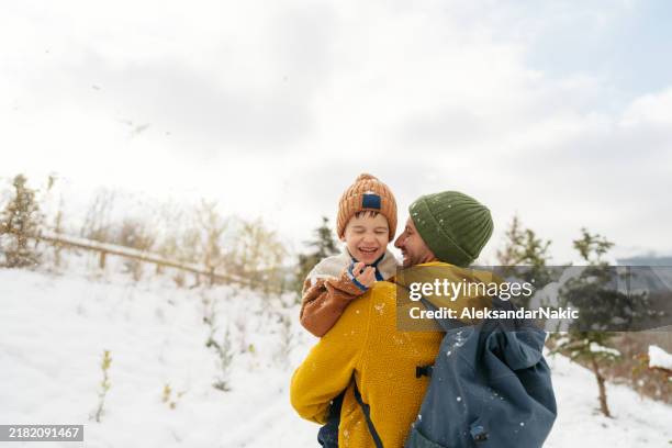 with daddy on the snow - snow single father stock pictures, royalty-free photos & images